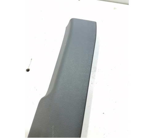 Обшивка двери багажника центральная