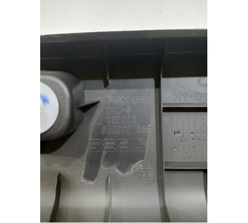 Обшивка двери багажника центральная