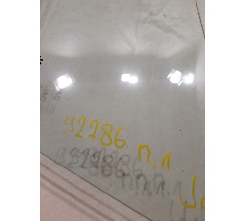 Стекло двери (переднее левое)