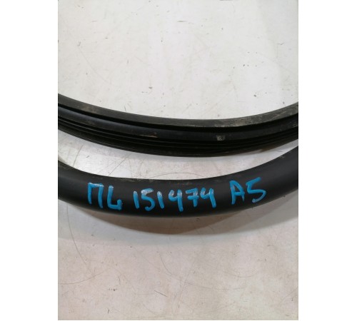 Уплотнитель двери передний левый