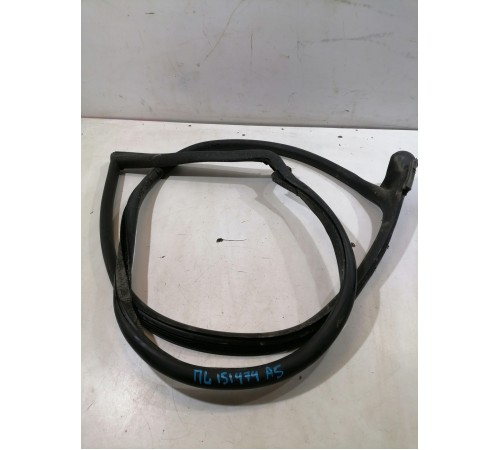 Уплотнитель двери передний левый