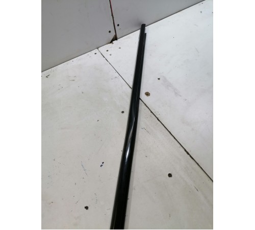 Уплотнитель стекла наружный передний левый, молдинг