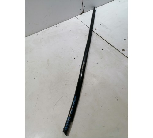 Уплотнитель стекла наружный передний левый, молдинг