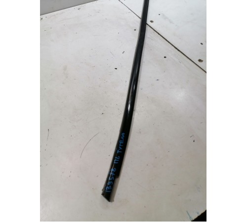 Уплотнитель стекла наружный передний левый, молдинг