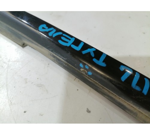 Уплотнитель стекла наружный передний левый, молдинг