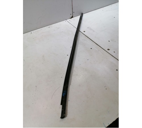 Уплотнитель стекла наружный передний левый, молдинг