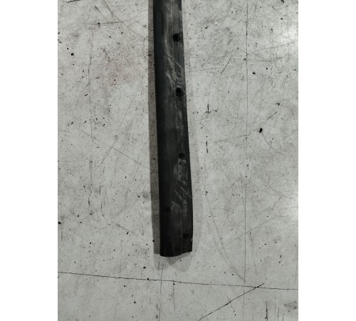 Уплотнитель капота передний левый