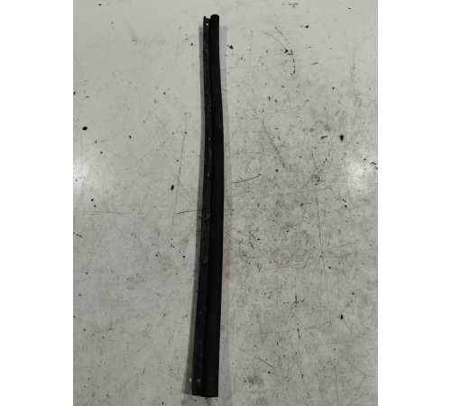 Уплотнитель капота передний левый