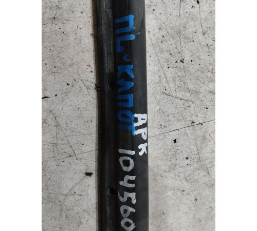 Уплотнитель капота передний левый