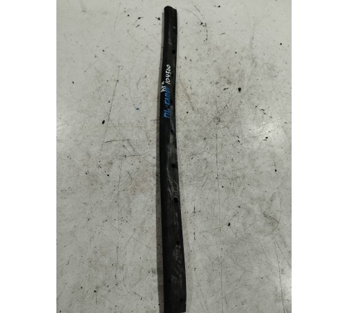 Уплотнитель капота передний левый