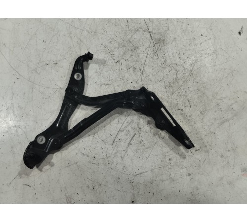 Петля крышки багажника правая