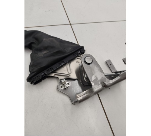 Рычаг стояночного тормоза (ручник)