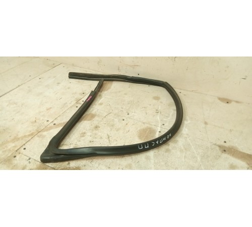 Уплотнитель стекла передний правый