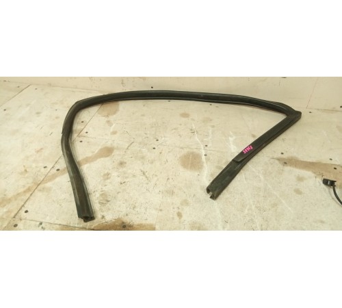 Уплотнитель стекла передний правый