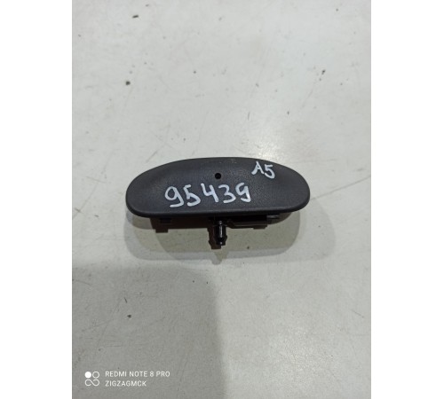 Форсунка омывателя лобового стекла левая