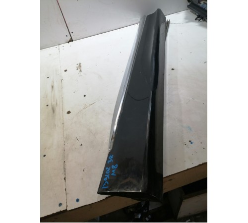 Накладка правой сдвижной двери нижний