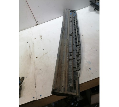 Накладка правой сдвижной двери нижний