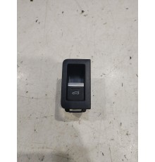 Кнопка открывания багажника