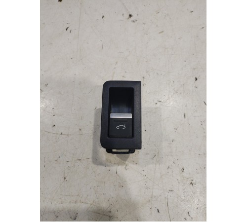 Кнопка открывания багажника