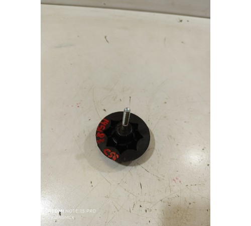 Болт крепления запасного колеса