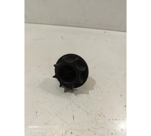 Болт крепления запасного колеса