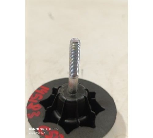 Болт крепления запасного колеса