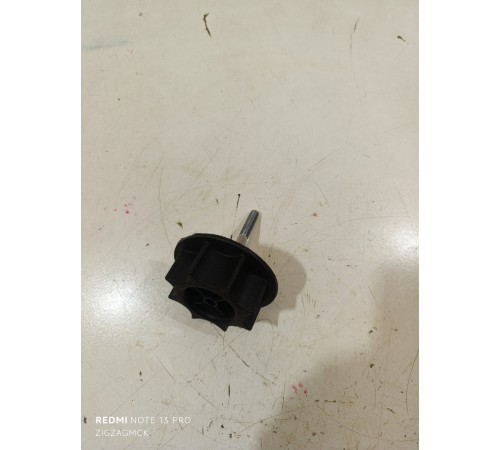 Болт крепления запасного колеса