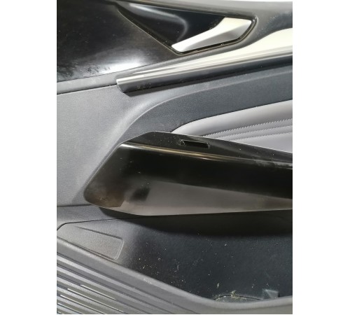 Обшивка двери передняя правая