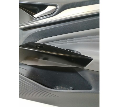 Обшивка двери передняя правая