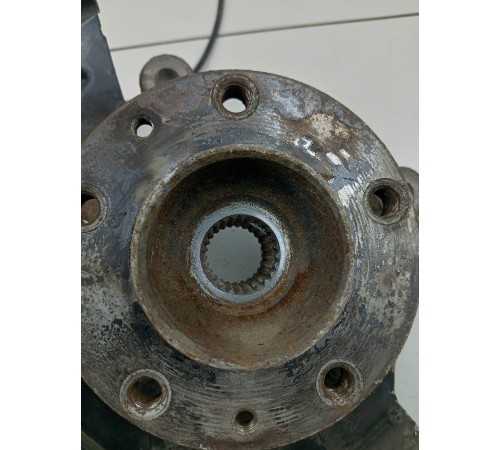 Кулак поворотный передний левый