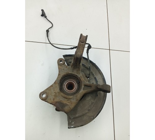 Кулак поворотный передний левый