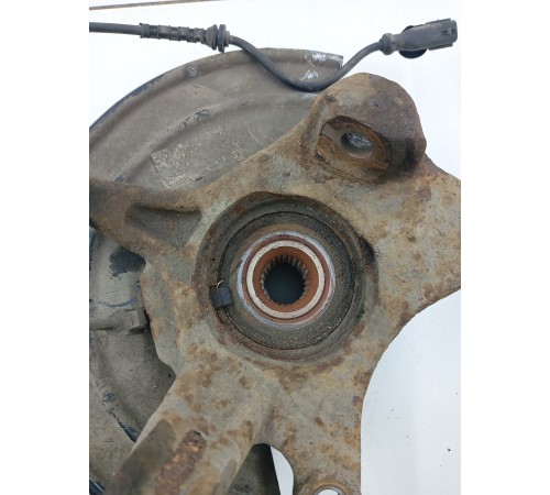 Кулак поворотный передний левый