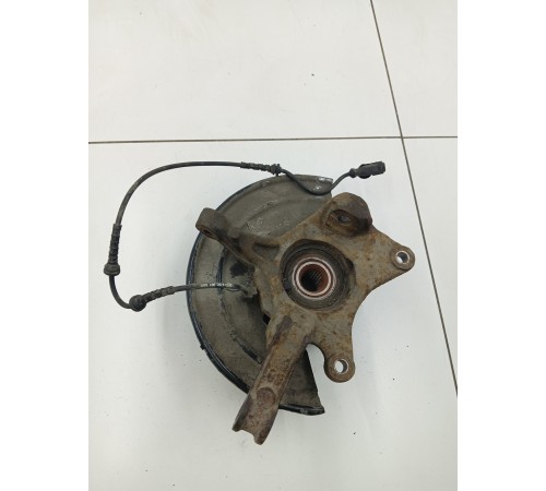 Кулак поворотный передний левый