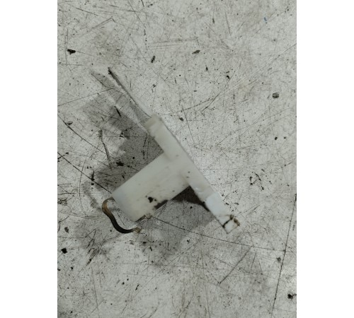 Крепление защелка солнцезащитного козырька правая