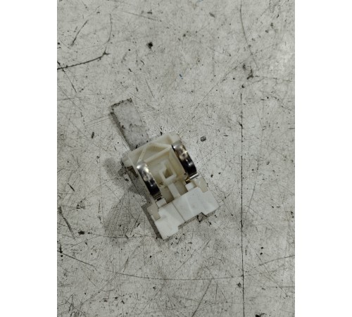 Крепление защелка солнцезащитного козырька правая