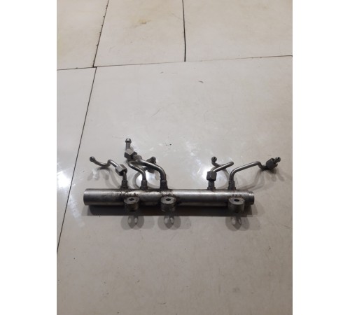 Топливная рампа правая