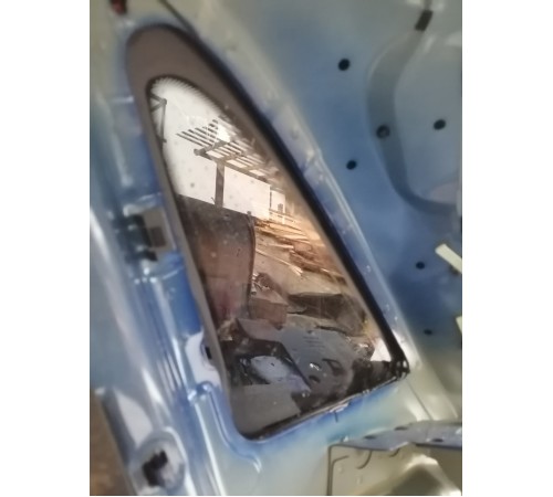 Глухое стекло кузова правое, форточка