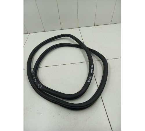 Уплотнитель двери задний правый