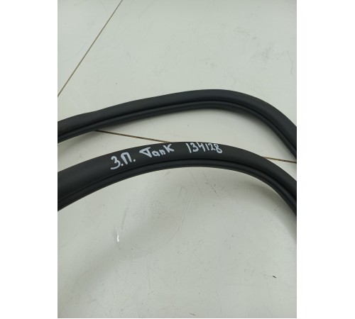 Уплотнитель двери задний правый