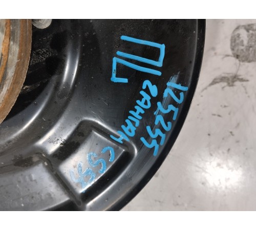 Кулак поворотный передний левый в сборе