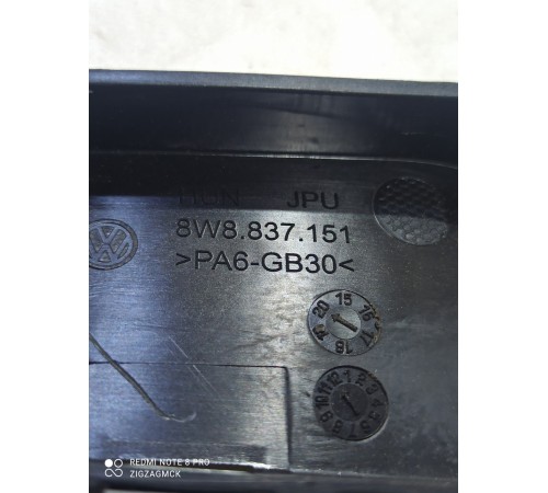 Кронштейн уплотнителя двери передний левый