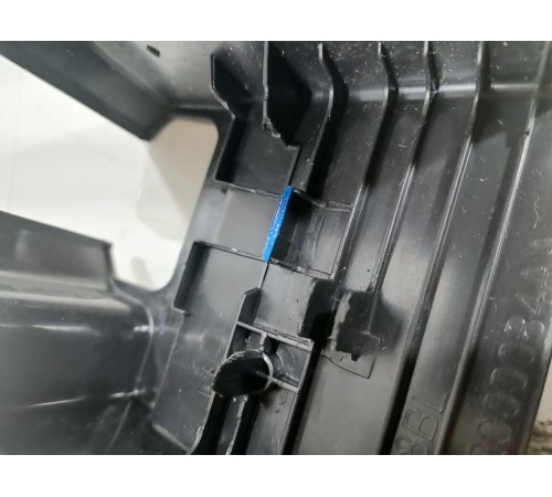 Накладка крепления переднего левого сиденья правая