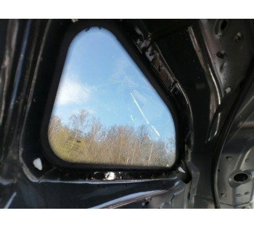 Стекло глухое заднее правое