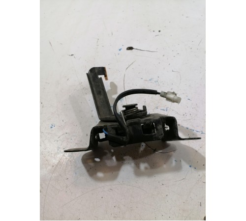 Замок капота