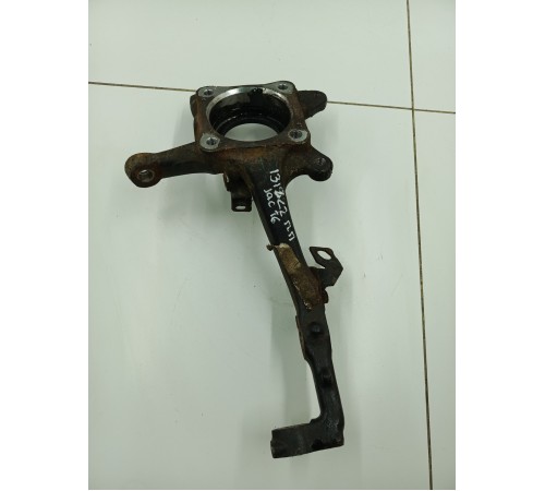 Кулак поворотный передний правый