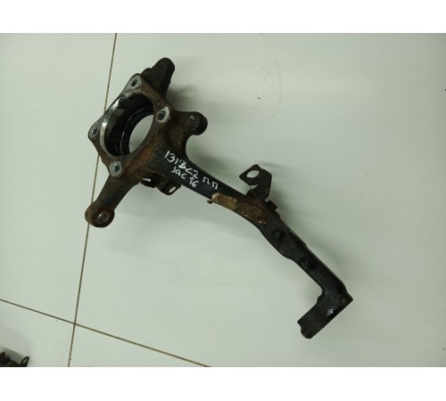 Кулак поворотный передний правый