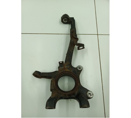 Кулак поворотный передний правый