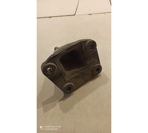 Кронштейн цилиндра подъема кабины