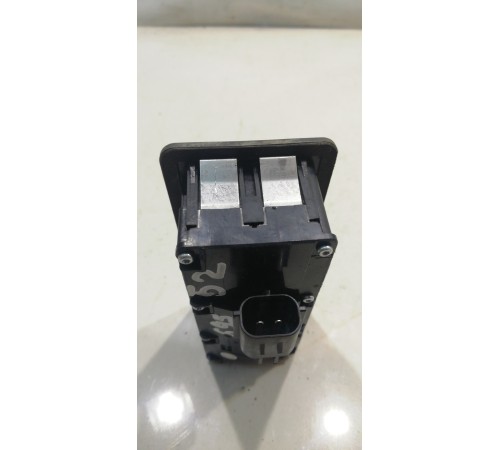 Кнопка открывания багажника