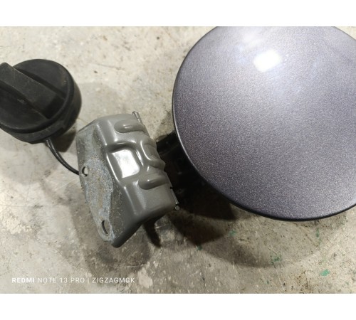 Лючок топливного бака с крышкой